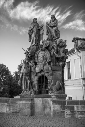 마타의 성 요한과 발루아의 성 펠릭스_by Ferdinand Maxmilian Brokoff_photo by Michael Brezocnikj_on Charles Bridge in Prague_Czech.jpg